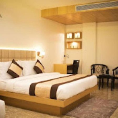 Hotel Aditya Residency Бопал Екстериор снимка